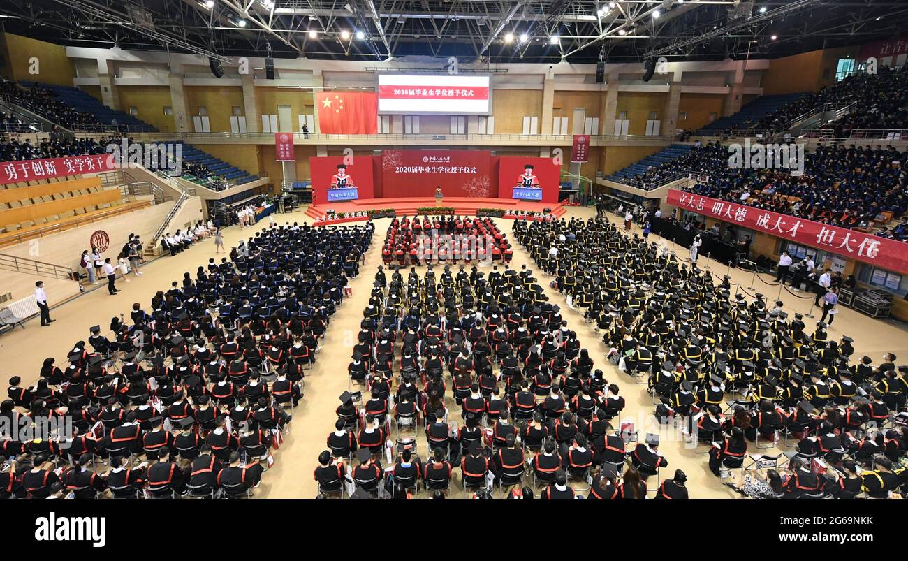 Peking, China. Juli 2021. Studenten der 2020-er Klasse nehmen an der Abschlussfeier an der Renmin University of China in Peking, der Hauptstadt Chinas, am 4. Juli 2021 Teil. Bei der Abschlussfeier der Universität am Sonntag nahmen rund 3,700 Studenten der 2020-er Klasse an den Feierlichkeiten auf dem Campus Teil. Aufgrund des Ausbruchs von COVID-19 im vergangenen Jahr hatten viele Hochschulabsolventen ihre letzten Schultage außerhalb des Campus verbracht und die Abschlusssaison mit Live-Streamed-Feiern gefeiert. Quelle: Ren Chao/Xinhua/Alamy Live News Stockfoto