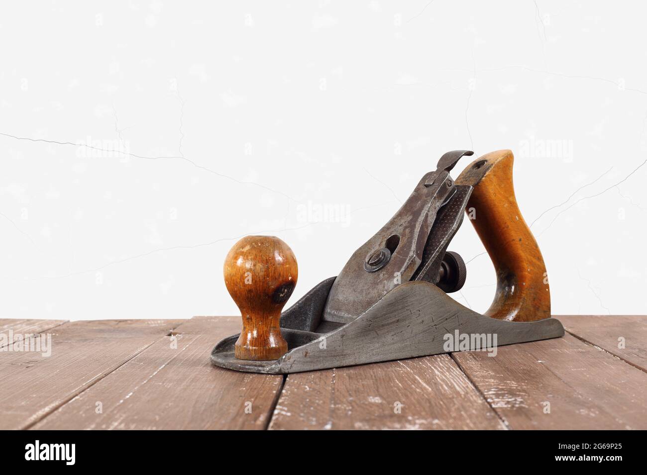 Werkzeuge Bau und Reparatur - Alte rostige Metall-Handflugzeug Nahaufnahme einer weißen Wand Hintergrund. Stockfoto