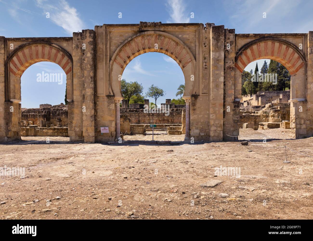 Der große Portico, oder Bab al-Sudda, im 10. Jahrhundert befestigter Palast und Stadt Medina Azahara, auch bekannt als Madinat al-Zahra, Provinz Cordoba, Stockfoto