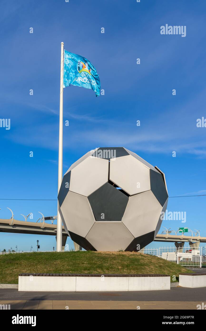 Große Fußball-Installation neben Fahnenmast mit UEFA EURO 2020 Flagge in der Stadt des Turniers, St. Petersburg, Russland Stockfoto