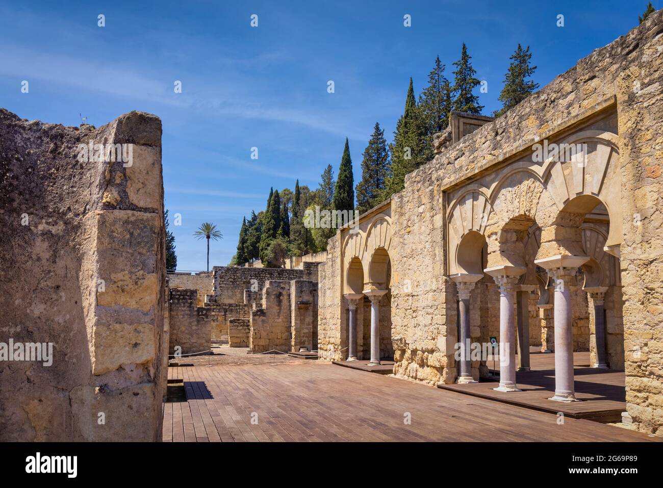 Obere basilische Halle im Verwaltungsgebiet des 10. Jahrhunderts befestigten Palast und Stadt Medina Azahara, auch bekannt als Madinat al-Zahra, Cordo Stockfoto