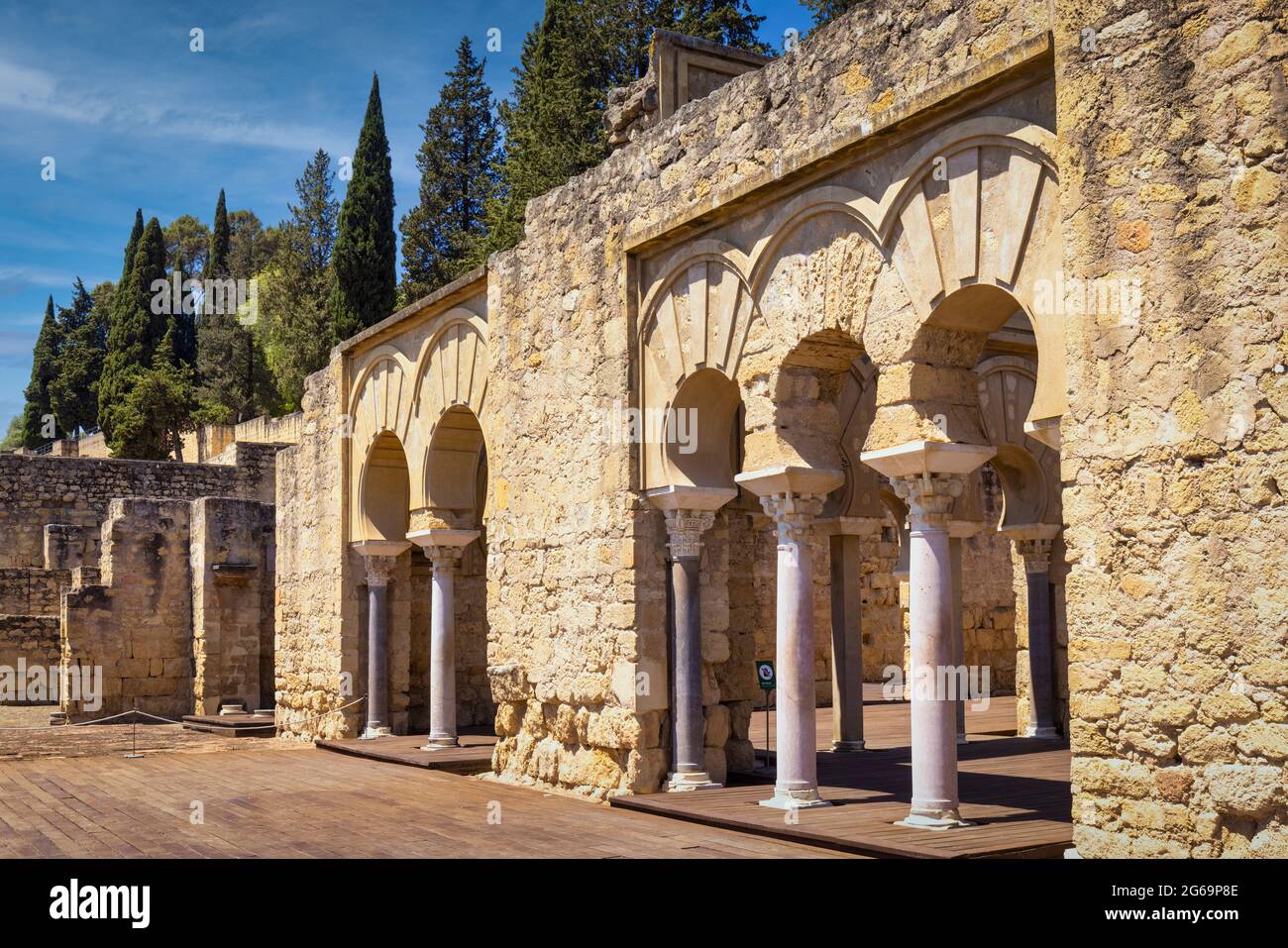 Obere basilische Halle im Verwaltungsgebiet des 10. Jahrhunderts befestigten Palast und Stadt Medina Azahara, auch bekannt als Madinat al-Zahra, Cordo Stockfoto