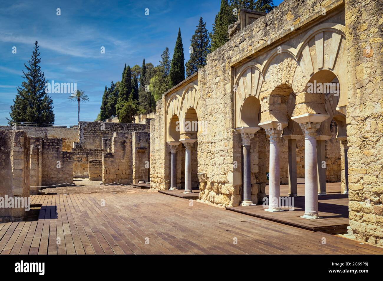 Obere basilische Halle im Verwaltungsgebiet des 10. Jahrhunderts befestigten Palast und Stadt Medina Azahara, auch bekannt als Madinat al-Zahra, Cordo Stockfoto