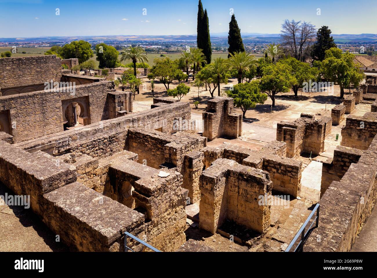 Gesamtansicht der oberen Ebene im 10. Jahrhundert befestigten Palast und Stadt Medina Azahara, auch bekannt als Madinat al-Zahra, Cordoba Provinz, Spa Stockfoto