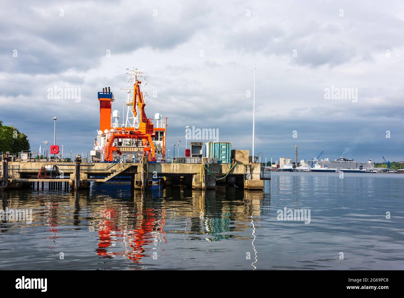 Ein Forschungsschiff von GEOMAR an der Kielline der Kieler Förde Stockfoto