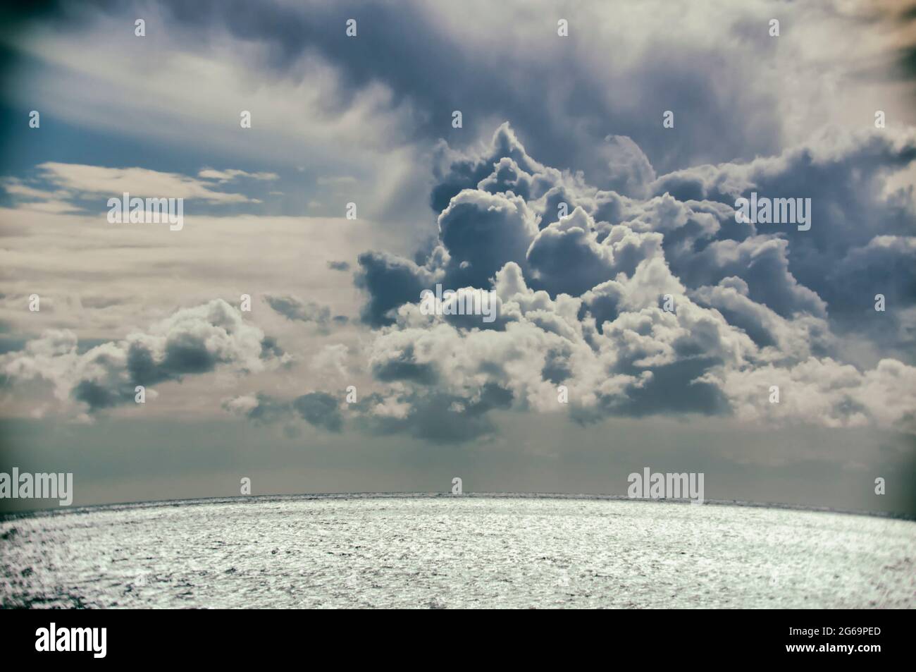 Sturmwolken über dem Meer. Stockfoto