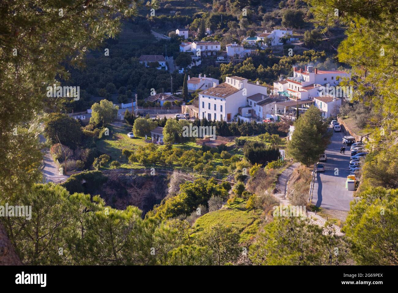 Das kleine Bergdorf Jorox, Provinz Malaga, Andalusien, Spanien. Im Jahr 2020 hatte sie nur 28 dauerhafte Einwohner. Einige Außenstehende halten Urlaub Stockfoto