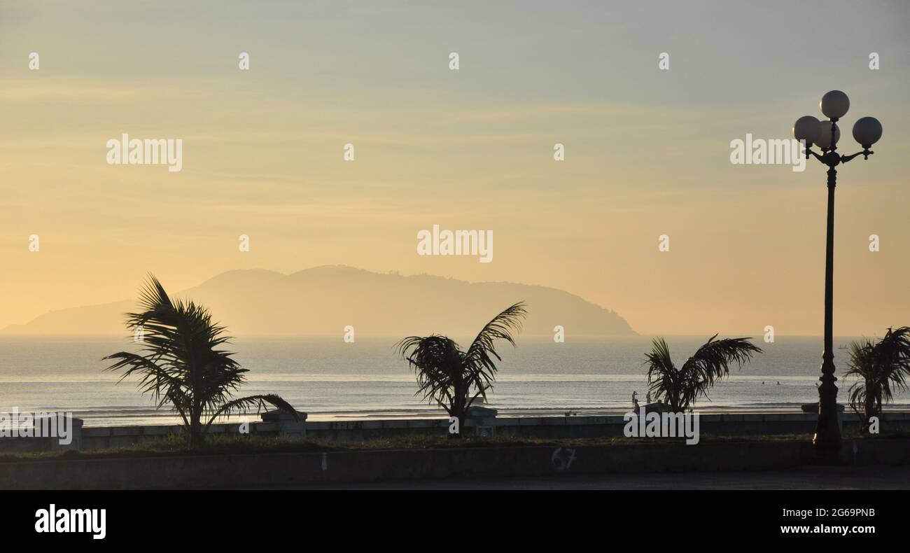 Sonnenaufgang am Strand von Cua Lo. Ein beautìull Morgen am Strand, mitten in Vietnam Stockfoto
