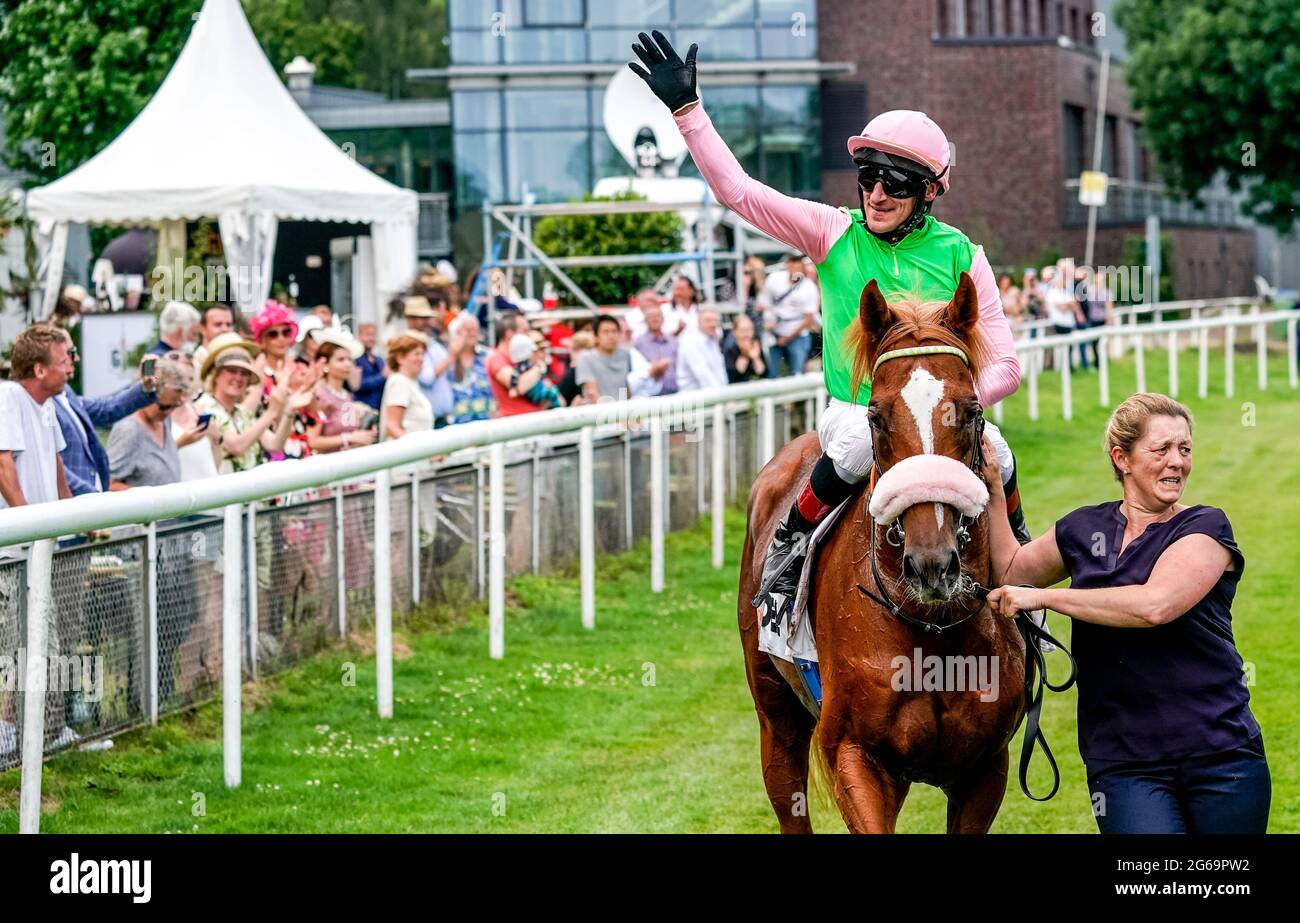 Hamburg, Deutschland. Juli 2021. Pferderennen: Galopp, 152. Deutsches Derby.  Andrasch starke auf Sisfahan jubelt, nachdem er in der Ehrenrunde das 152.  Deutsche Derby gewonnen hat. Quelle: Axel Heimken/dpa/Alamy Live News  Stockfotografie - Alamy