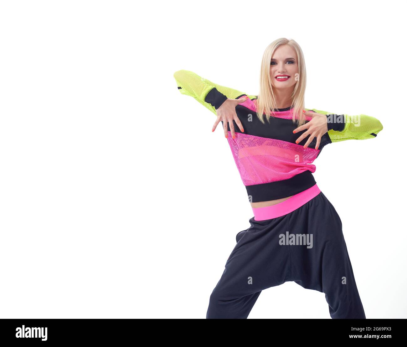 Bewege es! Horizontale Studioaufnahme einer jungen aufgeregt schönen Frau lächelnd fröhlich tanzen tragen bunte sportliche Outfit isoliert copyspace Aktivität Sport Lifestyle-Konzept Stockfoto