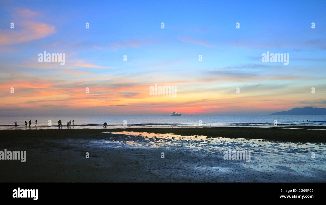 Sonnenaufgang am Strand von Cua Lo. Ein beautìull Morgen am Strand, mitten in Vietnam Stockfoto