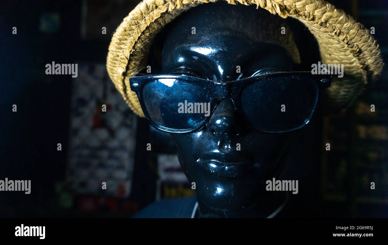 Gesicht Schaufensterpuppe Gesicht mit Umschlag und schwarzer Sonnenbrille Stockfoto