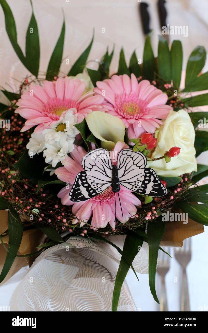 Bouquet de fleurs sur une table de mariage. Saint-Gervais-les-Bains. Haute-Savoie. Auvergne-Rhône-Alpes. Frankreich. Stockfoto