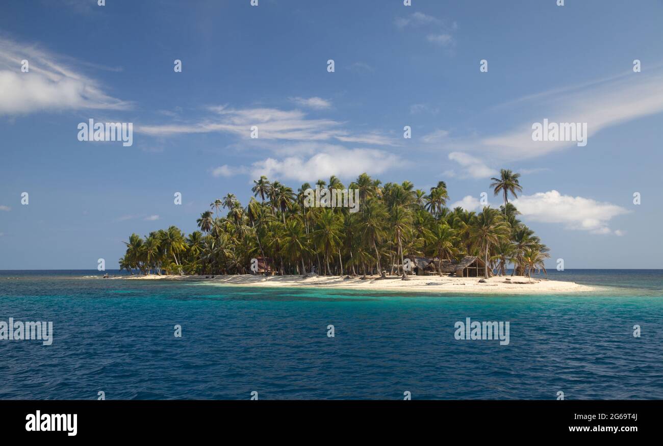 Postkartenbild vom idyllischen Inselparadies mit Palmen auf den San Blas Inseln, Panama. Stockfoto