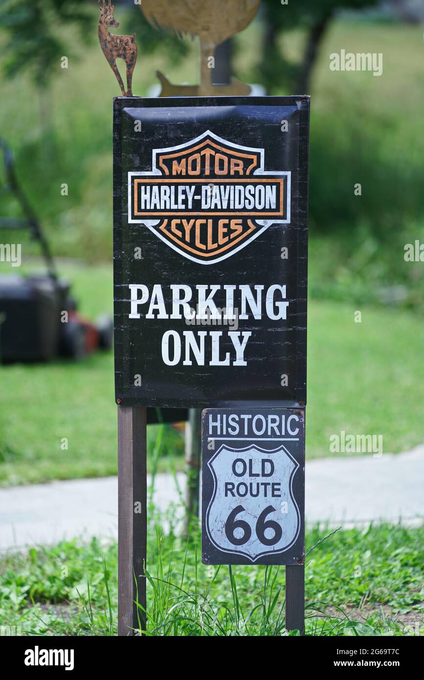 Nahaufnahme des Schildes „Harley Davison Parking Only“. Mailand, Italien - Juli 2021 Stockfoto