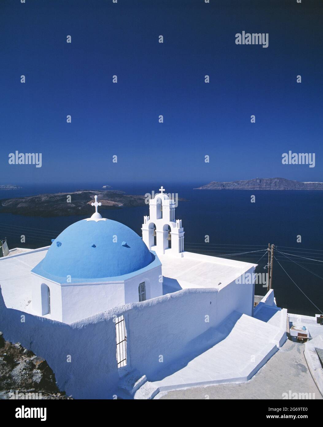 Griechenland. Kykladen-Inseln. Santorini. Blaue Kuppelkirche. Stockfoto