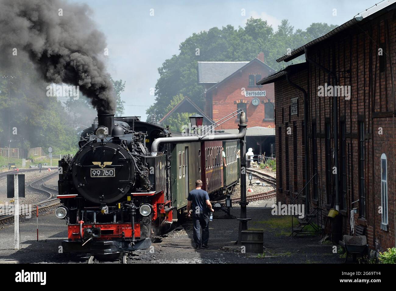 4. Juli 2021, Bertsdorf, Deutschland: Der Dampfzug fährt an sonnigen Tagen auf der Zittauer Schmalspurbahn in Bertsdorf. Seit 1890 befördert die Schmalspurbahn Zittau Passagiere in das kleinste Mittelgebirge Deutschlands. (Bild: © Slavek Ruta/ZUMA Wire) Stockfoto