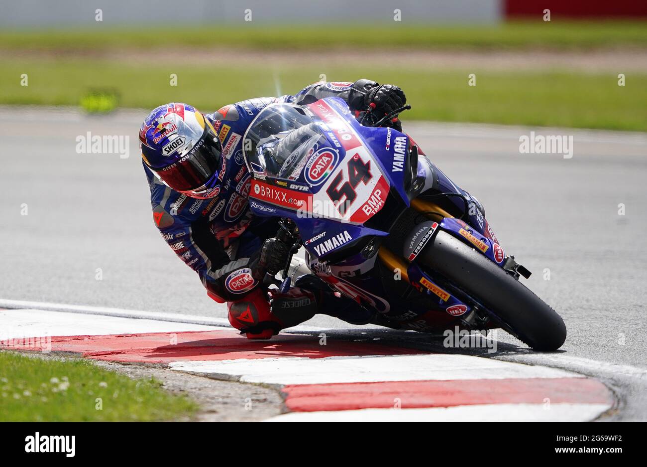 Toprak Razgatlioglu von Pata Yamaha mit BRIXX WorldSBK beim Rennen 2 am zweiten Tag der Motul Fim Superbike Championship 2021 im Donington Park, Leicestershire. Samstag, 4. Juli 2021. Stockfoto