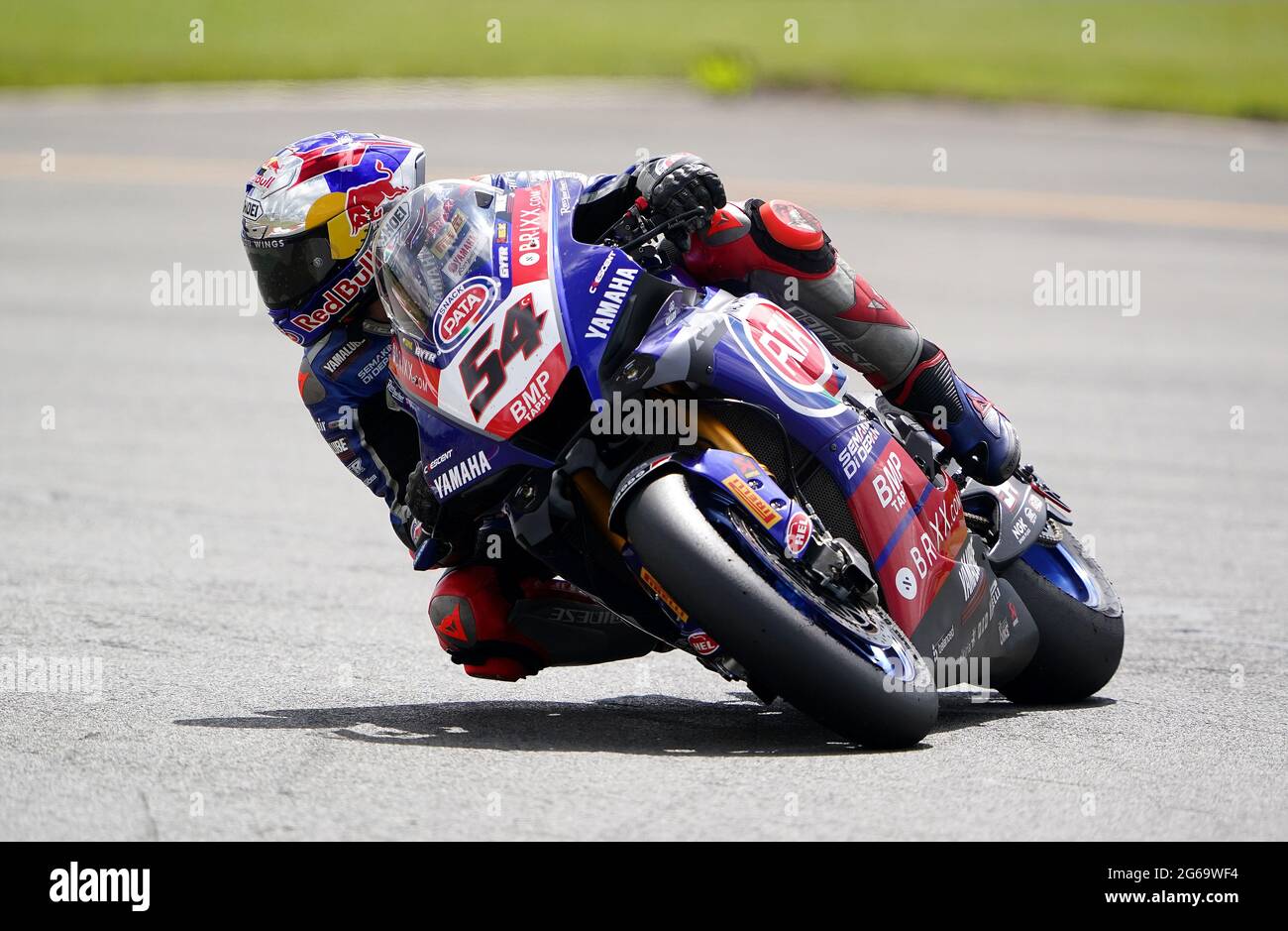 Toprak Razgatlioglu von Pata Yamaha mit BRIXX WorldSBK beim Rennen 2 am zweiten Tag der Motul Fim Superbike Championship 2021 im Donington Park, Leicestershire. Samstag, 4. Juli 2021. Stockfoto