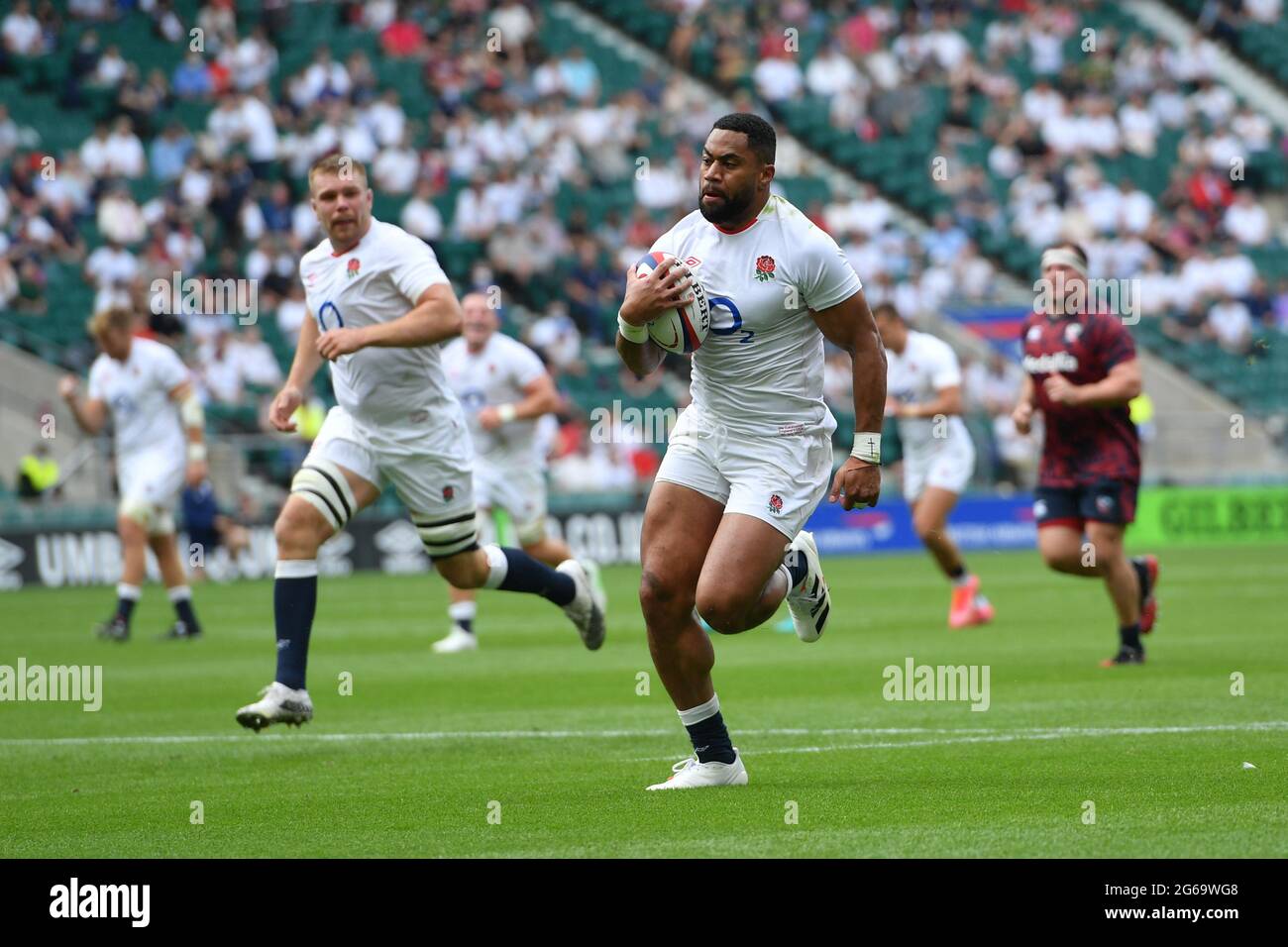 Twickenham Stadium, England, Großbritannien. Juli 2021. Der Engländer Joe Cokanasiga punktet beim Sommerspiel zwischen England und den USA als vierter Versuch seiner Seite: Quelle: Ashley Western/Alamy Live News Stockfoto