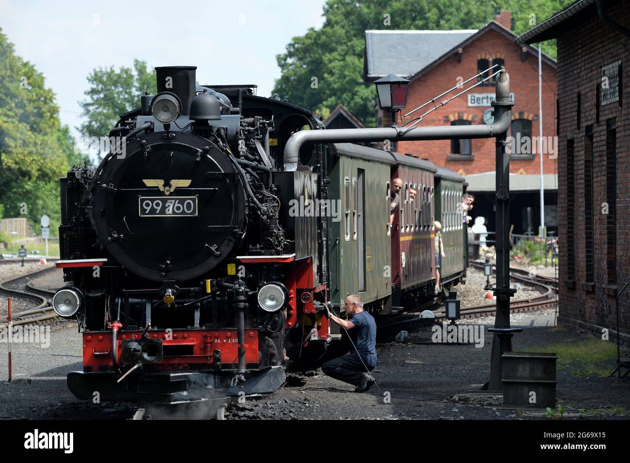 4. Juli 2021, Bertsdorf, Deutschland: Der Lokführer füllte Wasser in eine Lokomotive der Zittauer Schmalspurbahn in Bertsdorf in Deutschland. Seit 1890 befördert die Schmalspurbahn Zittau Passagiere in das kleinste Mittelgebirge Deutschlands. (Bild: © Slavek Ruta/ZUMA Wire) Stockfoto