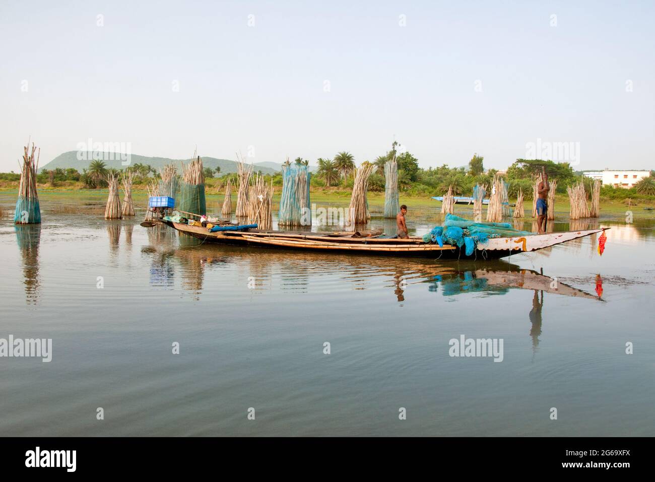 Fischer, der auf seinem Fischerboot in Rambha odisha india sitzt Stockfoto