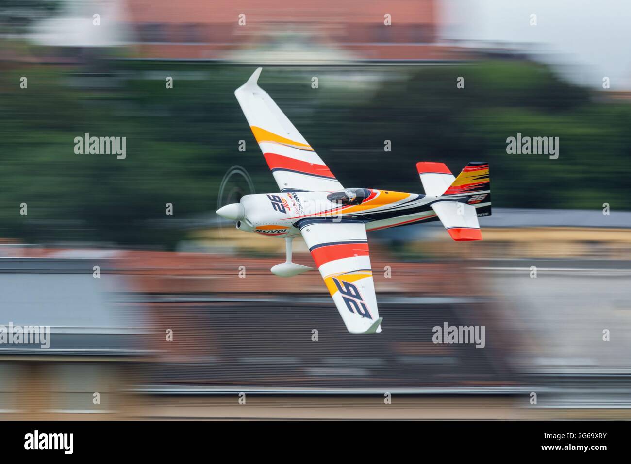 Budapest, Ungarn - 23. Juni 2018: Juan Velarde in Zivko Edge 540 beim Red Bull Air Race (der World Air Sports Federation Event) Stockfoto