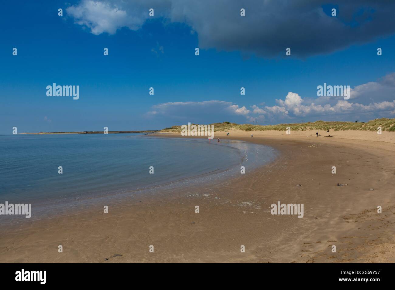 Unbevölkerten Sandstrand in Burry Port, Carmarthenshire, Wales am sonnigen Frühlingstag. Stockfoto