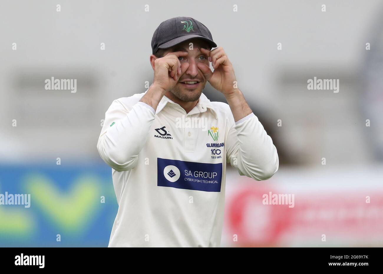 Hove, Großbritannien. Juli 2021. Andrew Salter von Glamorgan scherzt mit einem Teamkollegen über das schlechte Licht am ersten Tag des LV County Championship-Spiels zwischen Sussex und Glamorgan auf dem 1. Central County Ground in Hove. Quelle: James Boardman/Alamy Live News Stockfoto