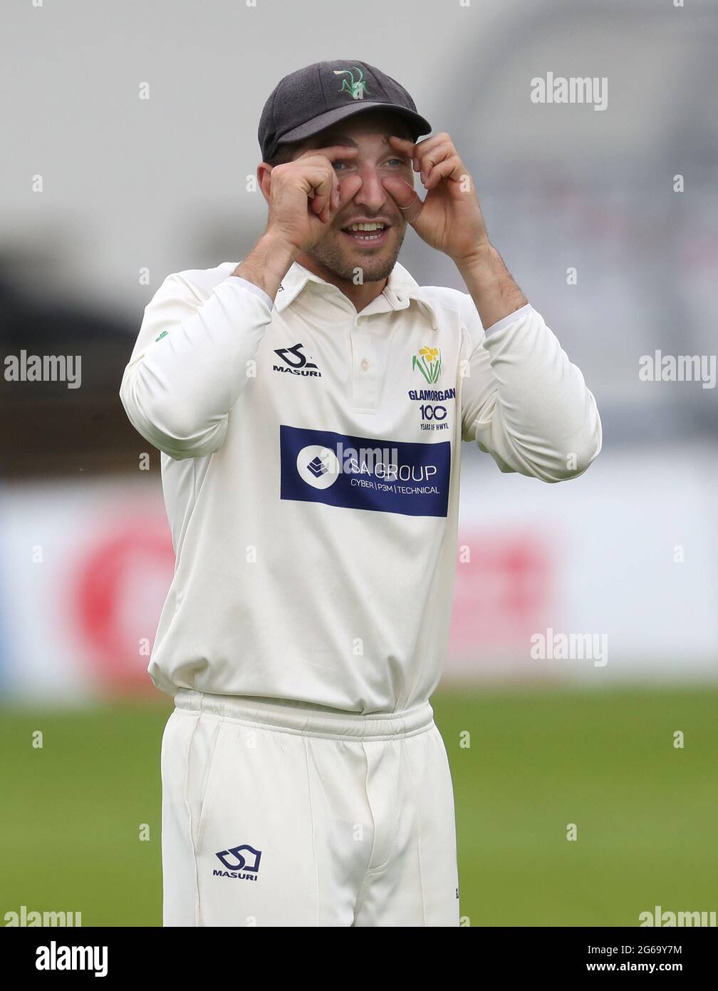 Hove, Großbritannien. Juli 2021. Andrew Salter von Glamorgan scherzt mit einem Teamkollegen über das schlechte Licht am ersten Tag des LV County Championship-Spiels zwischen Sussex und Glamorgan auf dem 1. Central County Ground in Hove. Quelle: James Boardman/Alamy Live News Stockfoto