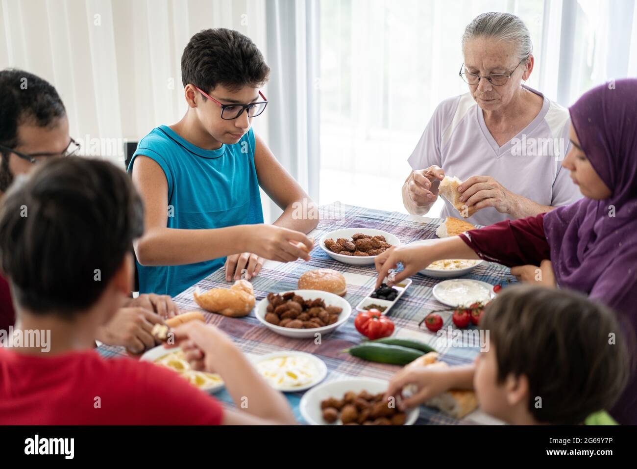 Glückliche Familie genießt es, im Speisesaal zu essen Stockfoto