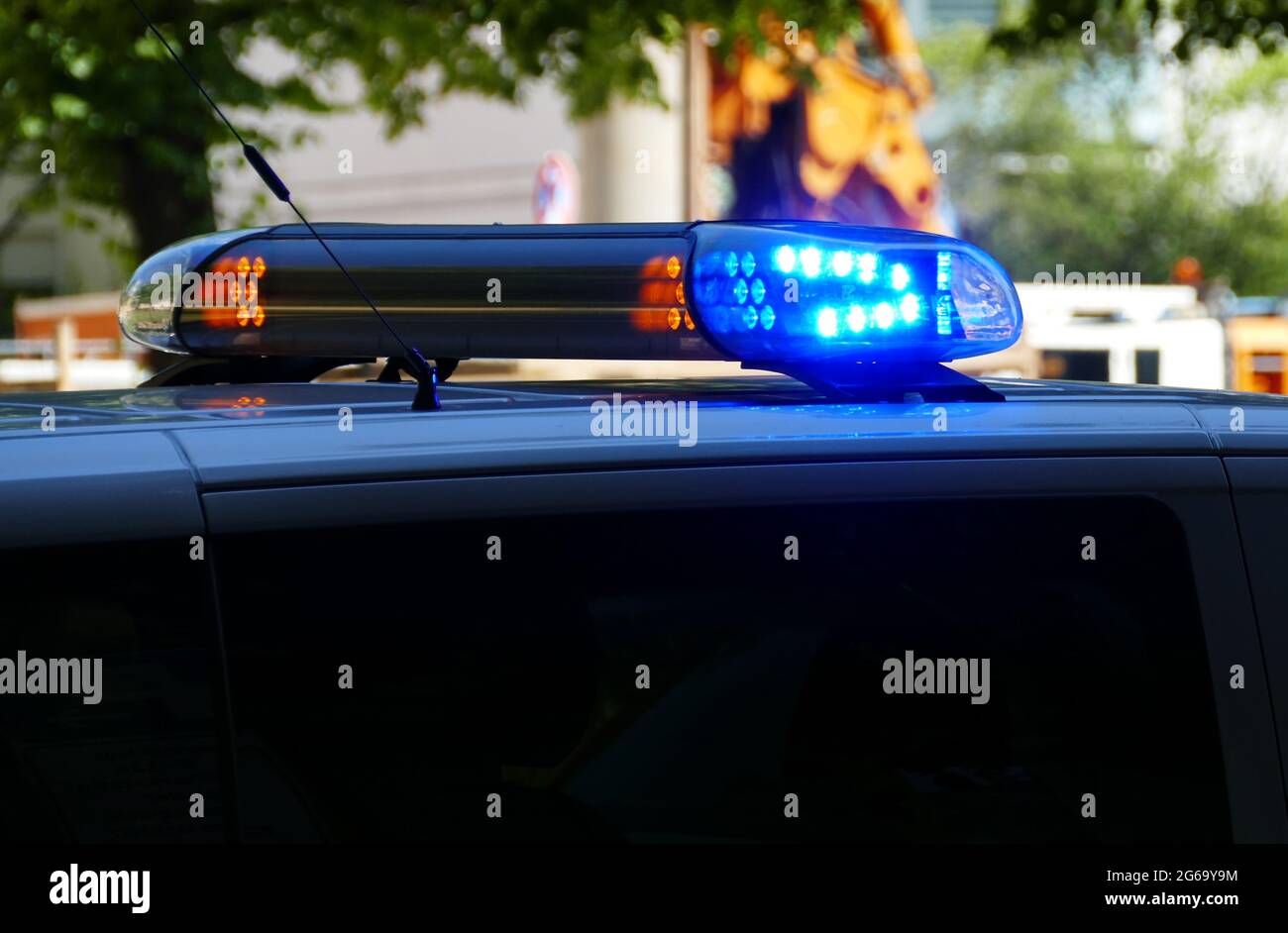 Warnleuchten am Polizeiwagen. Blaue Leuchten mit eingeschalteter LED. Nahaufnahme. Stockfoto