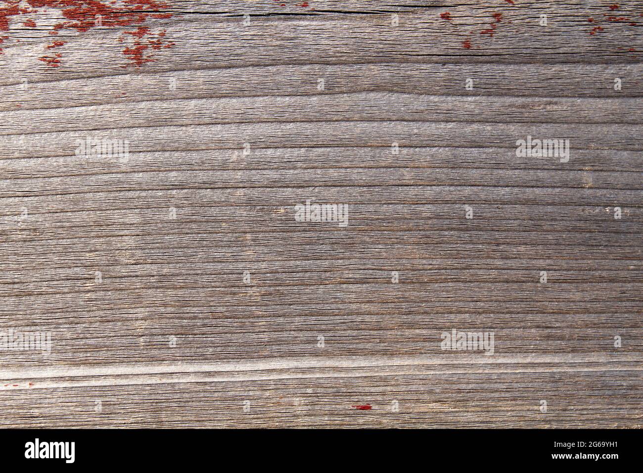 Alte Holzoberfläche mit roter abblätternder Farbe Stockfoto