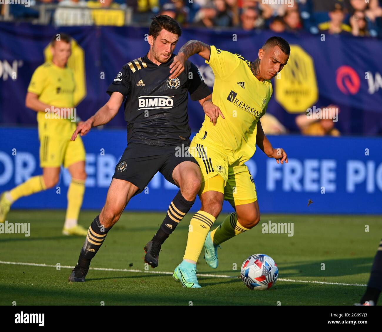 Nashville, TN, USA. Juli 2021. Der Mittelfeldspieler von Philadelphia, Leon Flach (31) und der Nashville-Stürmer Randall Leal (8) kämpfen während des MLS-Spiels zwischen der Philadelphia Union und dem SC Nashville im Nissan Stadium in Nashville, TN, um den Ball. Kevin Langley/CSM/Alamy Live News Stockfoto