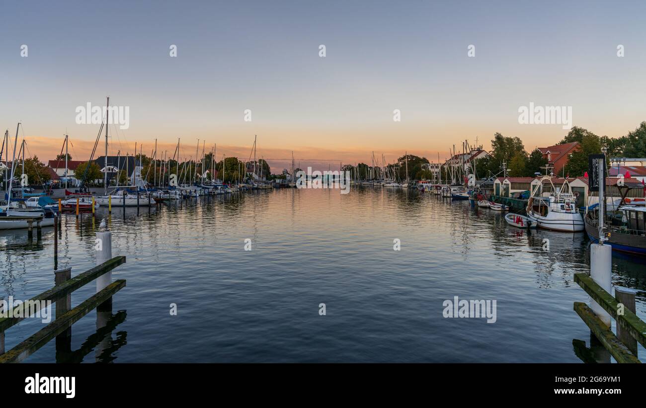Greifswald, Mecklenburg-Vorpommern, Deutschland - 04. Oktober 2020: Blick von der Wieckbrücke auf die Boote am Ufer des Ryck Stockfoto
