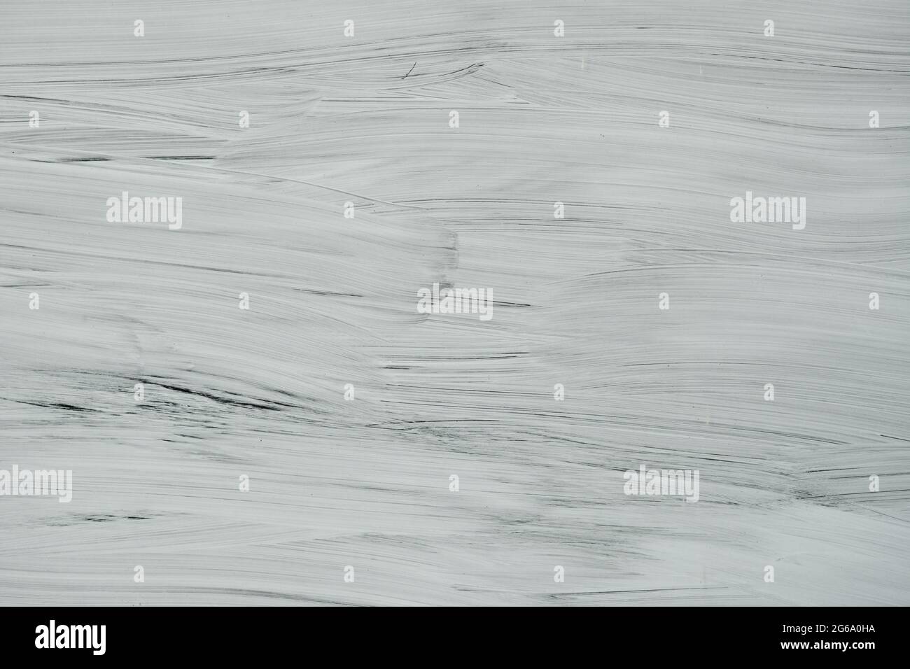 Weiße Malstriche auf einem Schaufenster, abstrakter Hintergrund oder Textur Stockfoto
