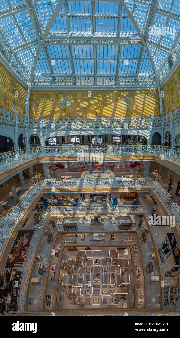 Paris, Frankreich - 07 02 2021: Kaufhaus La Samaritaine. Innenansicht des Gebäudes Stockfoto