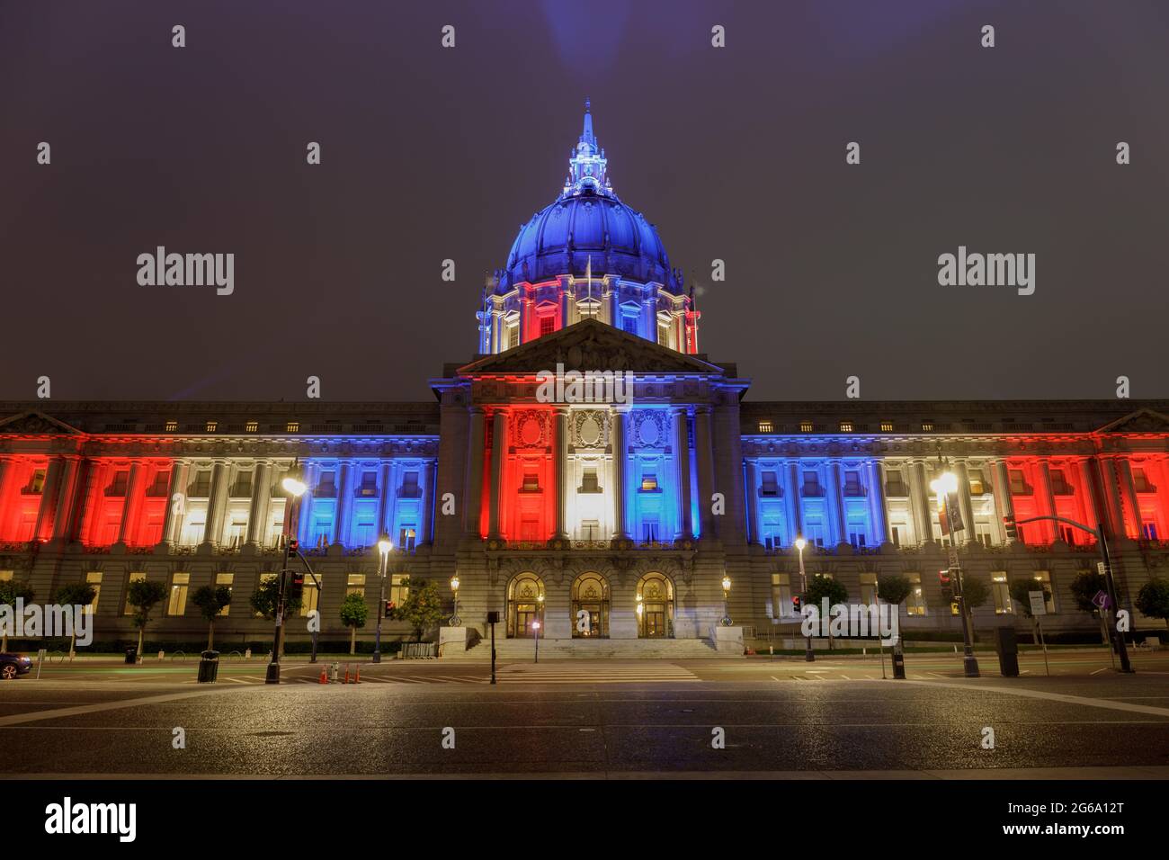 Das Rathaus von San Francisco wurde am 4. Juli in einer nebligen Sommernacht beleuchtet. San Francisco, Kalifornien, USA. Stockfoto