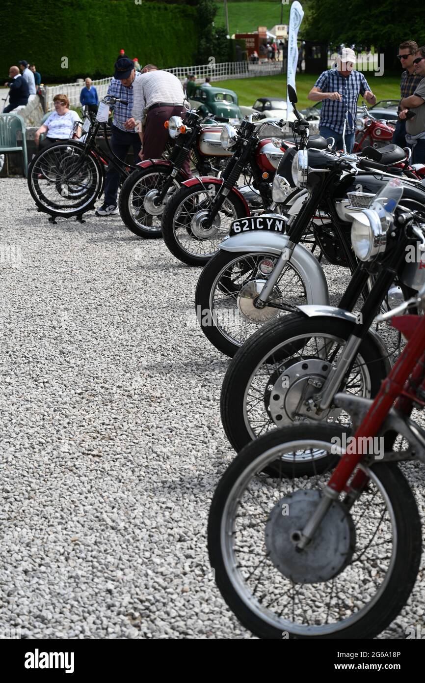 Oldtimer-Motorräder auf der Leighton Hall Classic Motor Show, Juli 2021, Carnforth, Lancashire. VEREINIGTES KÖNIGREICH Stockfoto