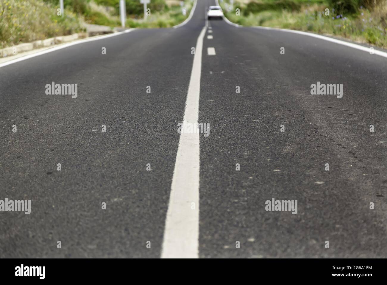 Richtungslinie für Autos auf einer Straße, Detail des Straßenverkehrs Stockfoto