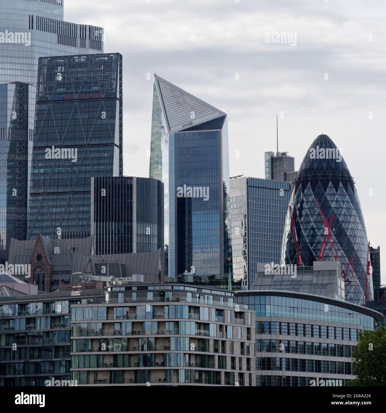 London, Greater London, England - 26 2021. Juni: Londoner Wolkenkratzer schließen sich aus, darunter die Gherkin-Rechte und die Cheese Reibe links. Stockfoto