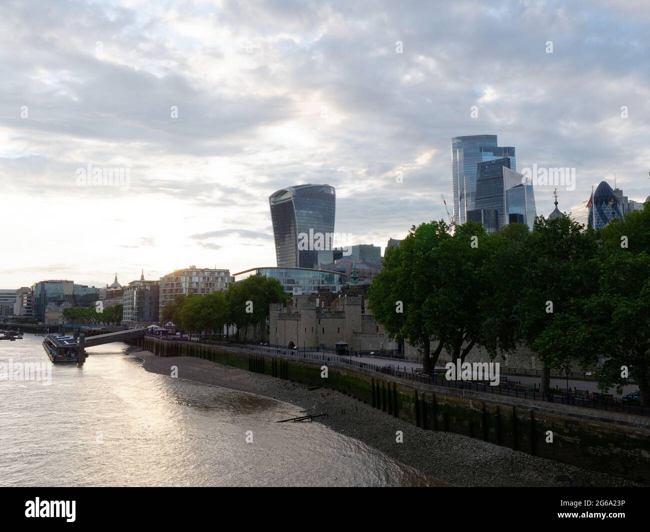 London, Greater London, England - 26 2021. Juni: An einem Sommerabend an der Themse mit dem Wolkenkratzer Walkie Talkie, der den Sky Garden beherbergt. Stockfoto