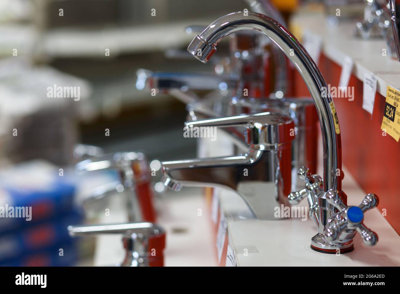 Grodno, Weißrussland - 20. Juni 2018: Wasserhähne, Küchen- und Badezimmerarmaturen im Baustofflager Alkor Stockfoto