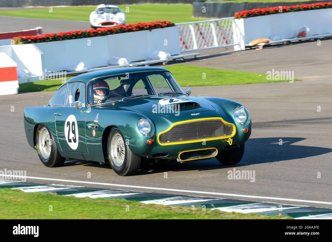 Aston Martin DB4GT Classic, Oldtimer-Rennwagen, der bei der RAC Tourist Trophy beim historischen Goodwood Revival Event in Großbritannien teilnimmt. Vern Schuppan fährt Stockfoto