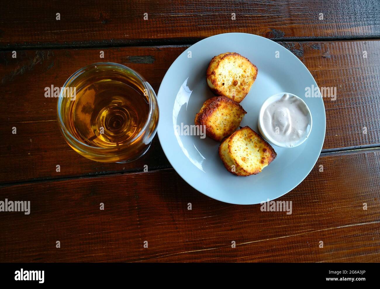 Makro lecker Adyghe Käse und Wein im Café Stockfoto