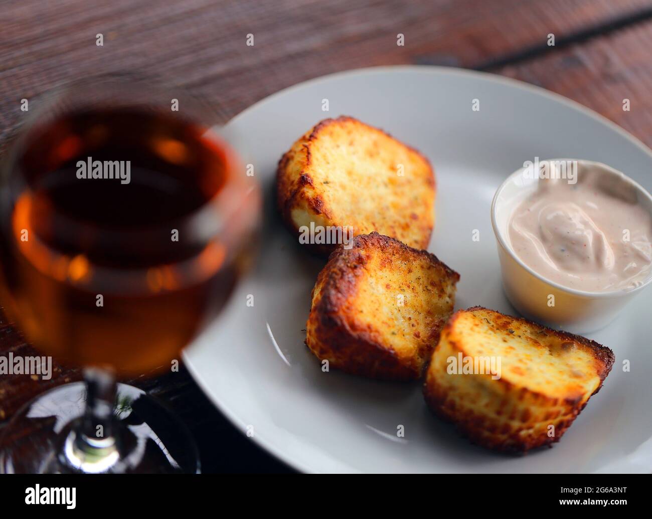 Makro lecker Adyghe Käse und Wein im Café Stockfoto