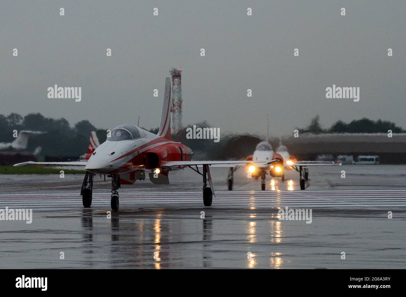 Patrouille Suisse, Schweizer Kampfflugzeuge des Teams, die beim Royal International Air Tattoo, Großbritannien, bei typisch englischem Sommerregenwetter ankommen Stockfoto