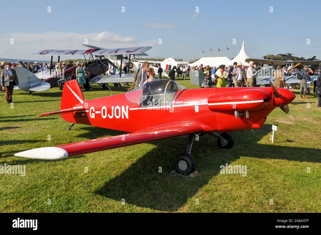 Taylor JT.2 titch SRS.III Leichtflugzeug G-OJON im Freddie March Spirit of Aviation Ausstellungsbereich beim Goodwood Revival 2011. Besucher in Ankleide Stockfoto