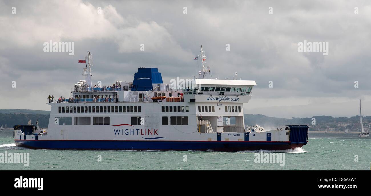 The Solent, Hampshire, England, Großbritannien. Juli 2021. RoRo Fähre auf der Solent nach Portsmouth Harbour, Großbritannien Stockfoto