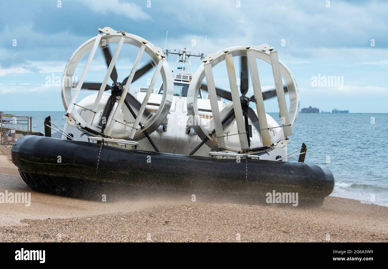 Southsea, England, Großbritannien, 2021. Ein Passagier mit einem Hovercraft, der eine Betonrampe verlässt und einen Strand überquert, um ins Meer zu gelangen. Blick auf den Stern mit Fans Stockfoto